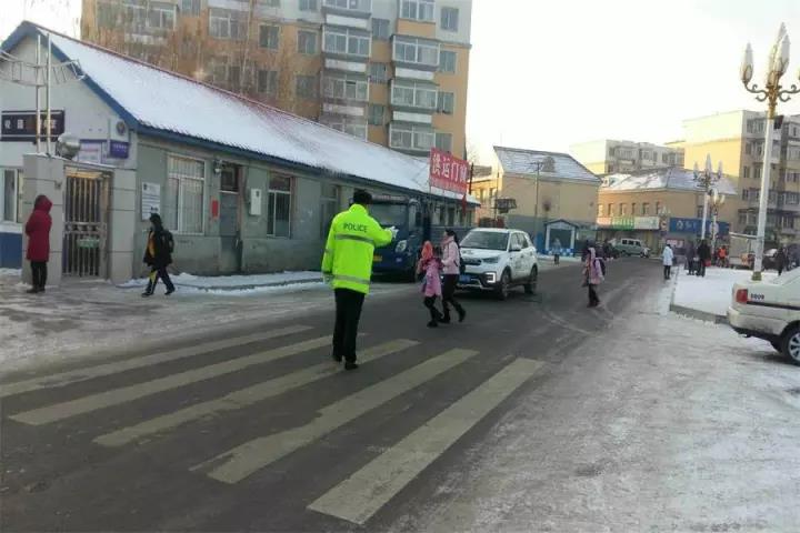 2017.11.23通化交警护学3.jpg